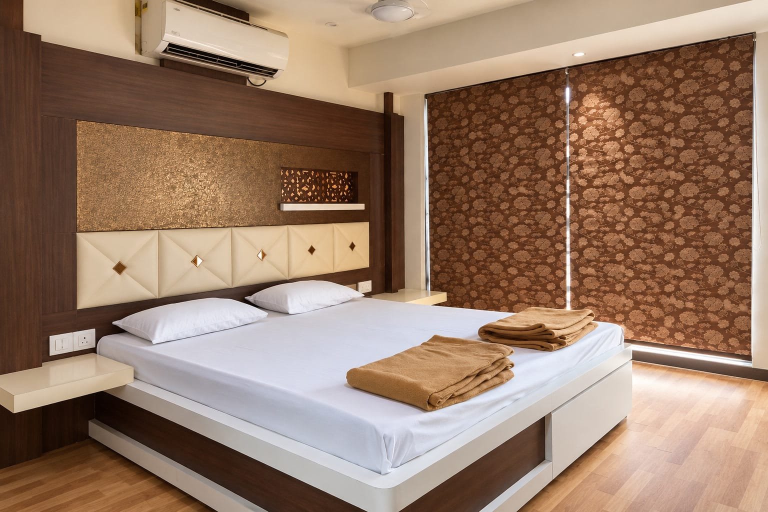 Ons 3BHK Luxury Apartment With Balcony and Chef